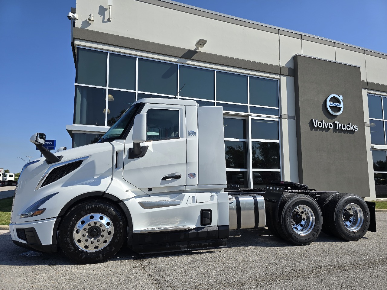 2026 Volvo - image 3