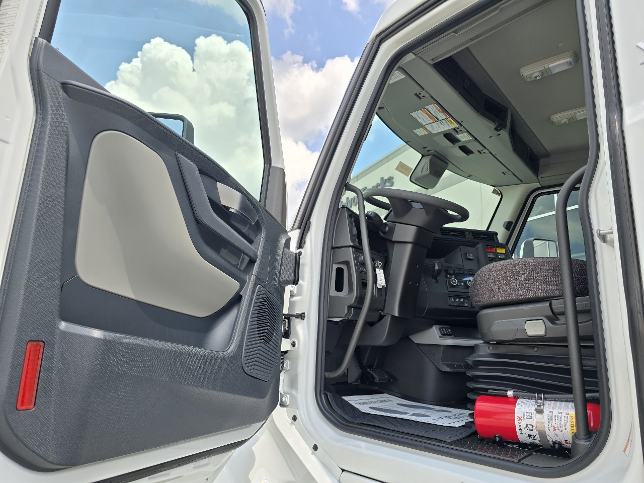 2026 Volvo - image 7