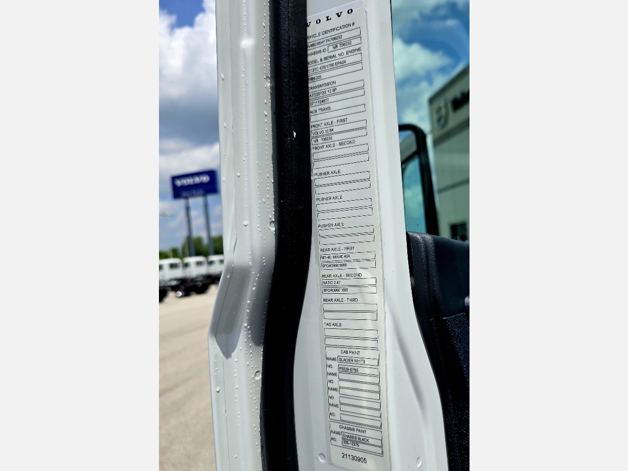 2026 Volvo - image 8