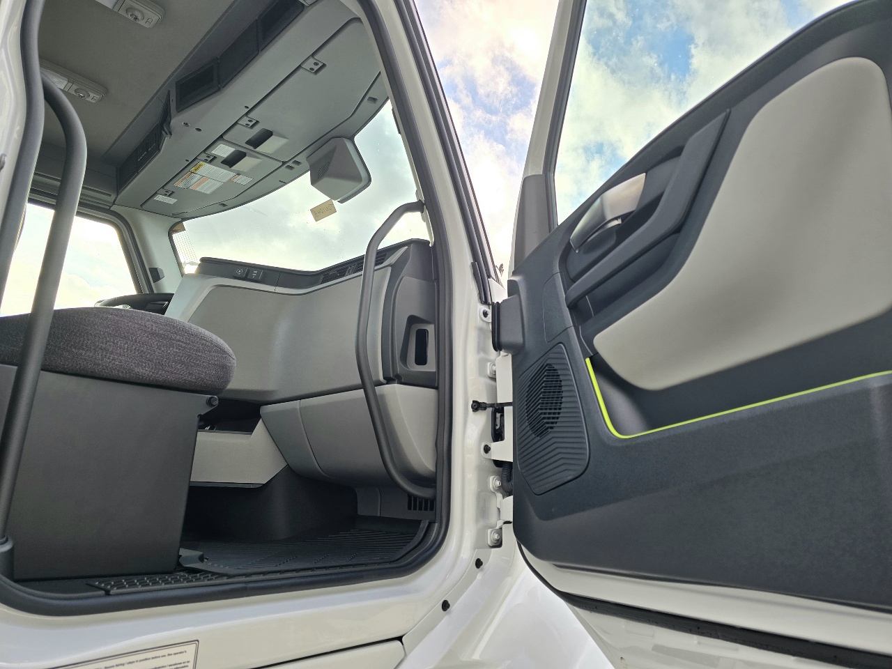 2026 Volvo - image 12