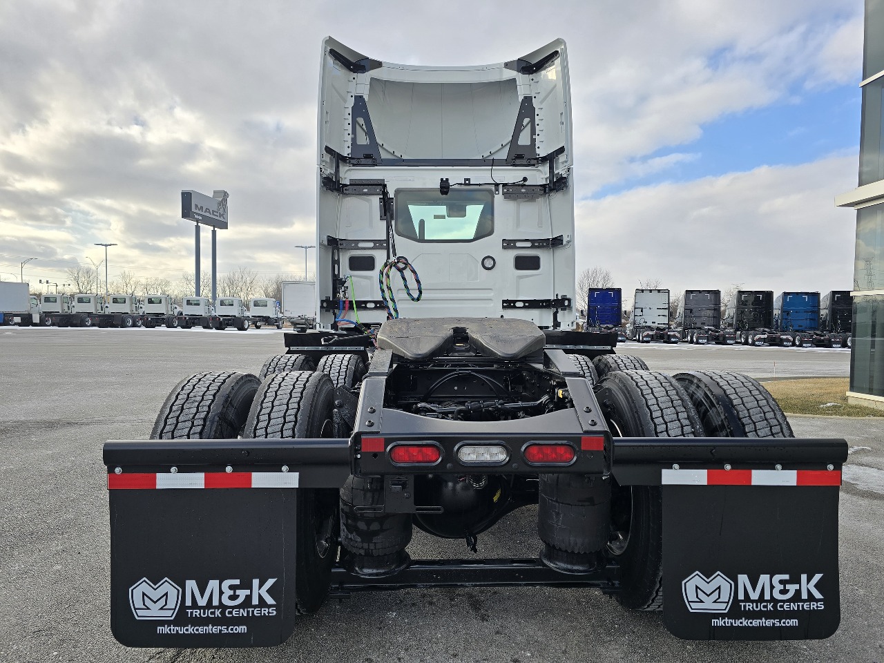 2026 Volvo - image 5