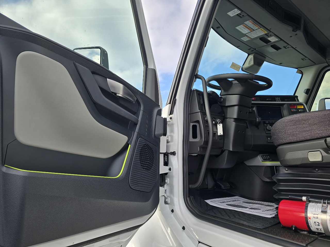 2026 Volvo - image 8