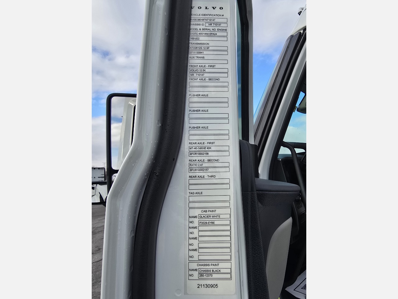 2026 Volvo - image 9