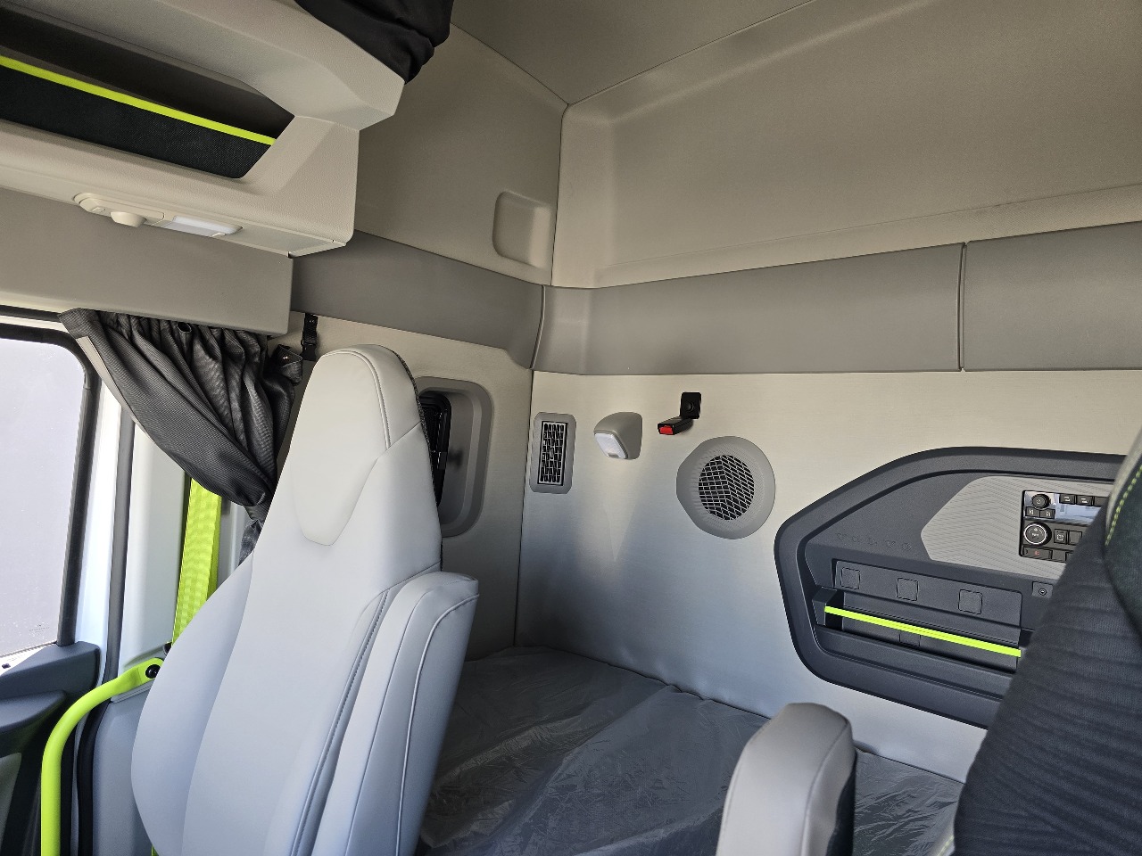 2025 Volvo - image 10