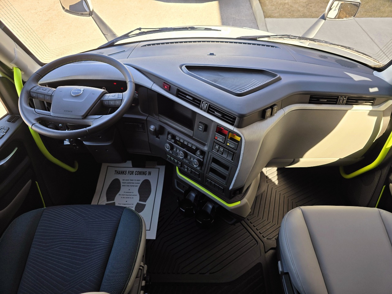 2025 Volvo - image 12