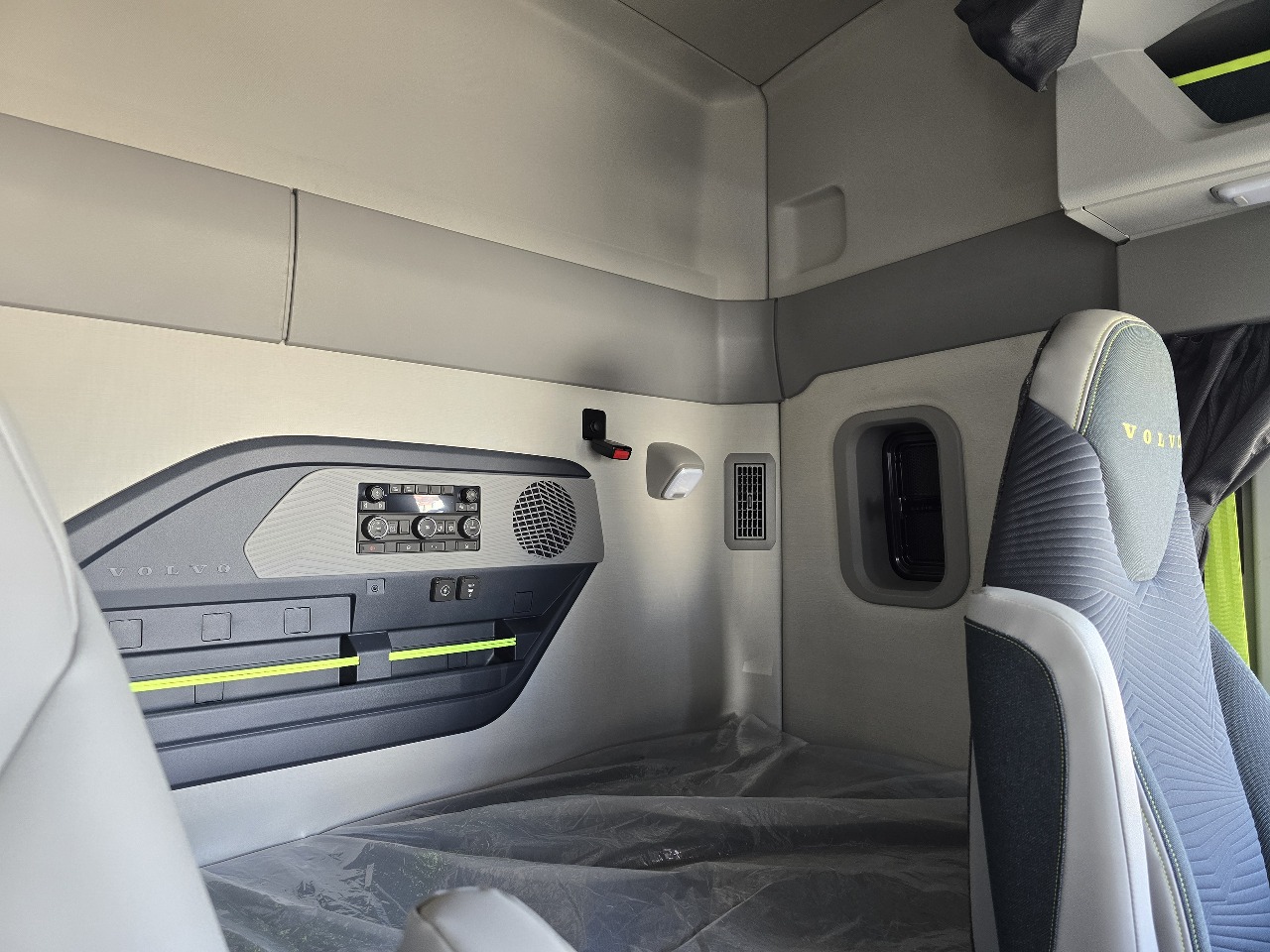 2025 Volvo - image 13