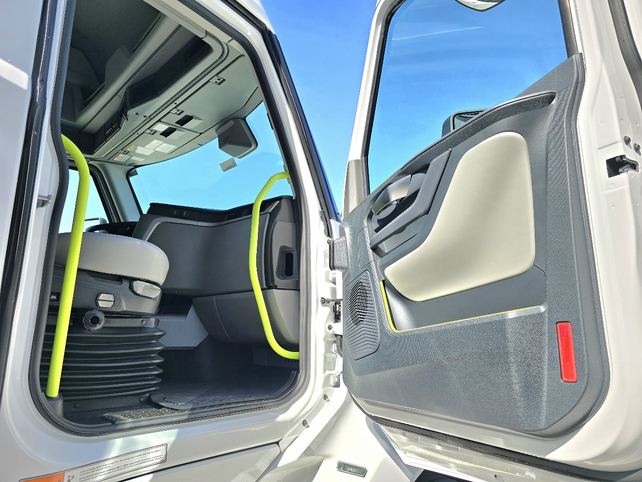 2025 Volvo - image 14