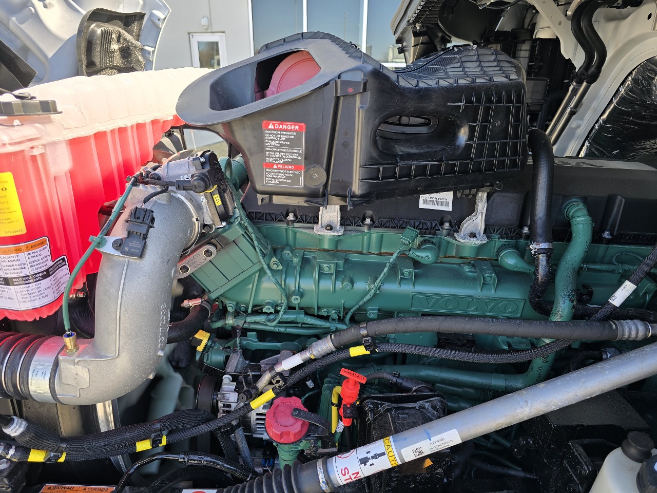 2025 Volvo - image 15