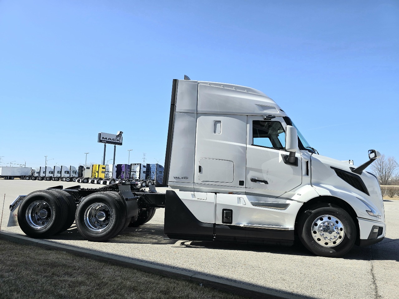 2025 Volvo - image 3