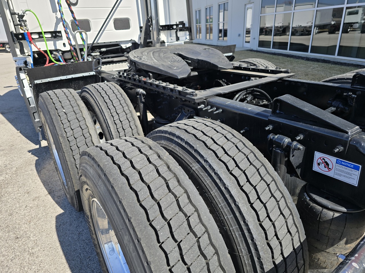 2025 Volvo - image 4