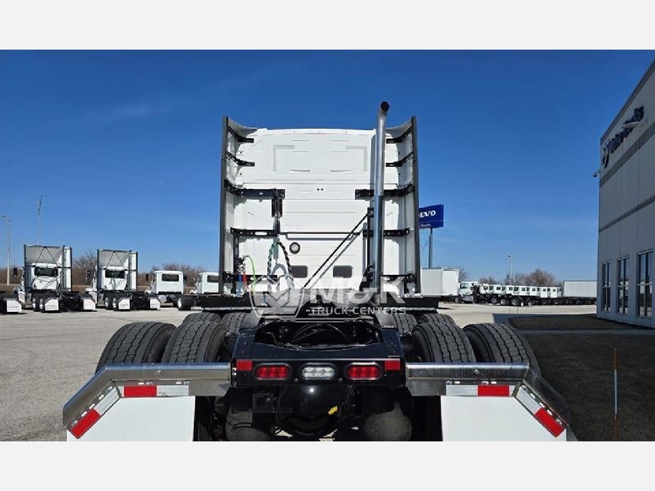 2025 Volvo - image 5