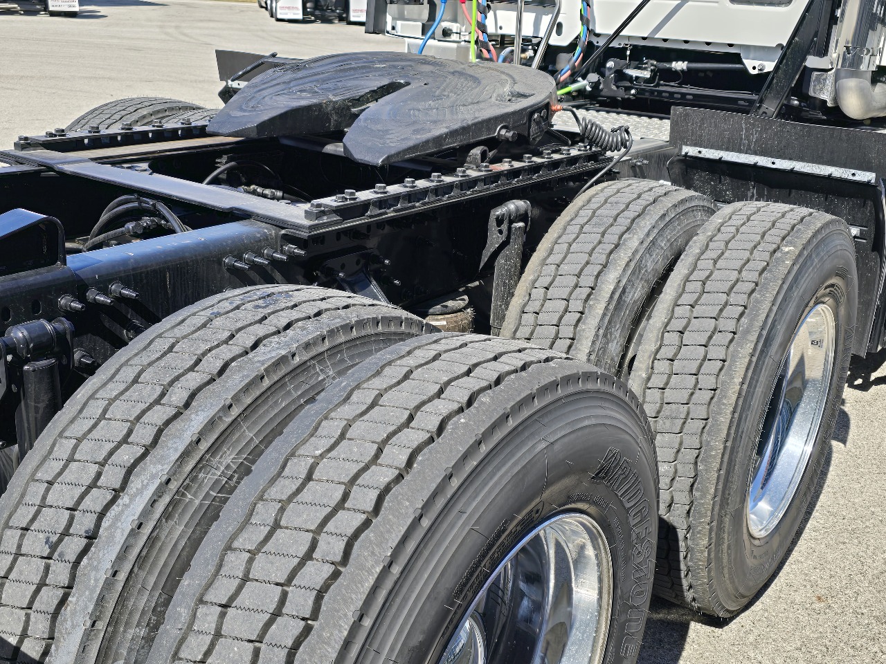 2025 Volvo - image 6