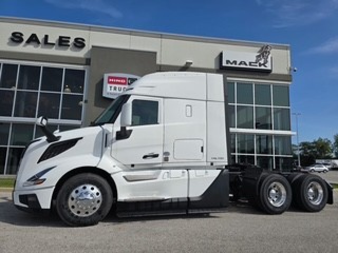 2025 Volvo - image 7