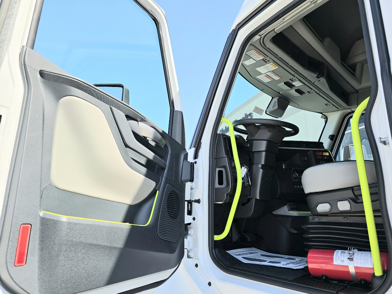 2025 Volvo - image 8