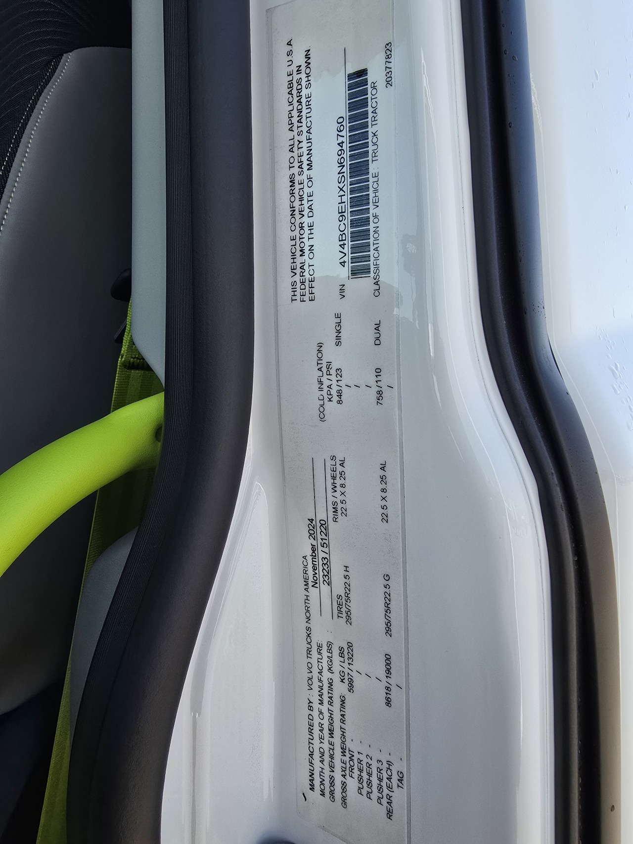 2025 Volvo - image 9