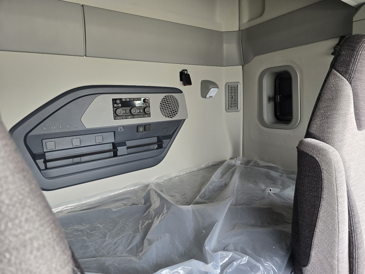 2026 Volvo - image 10