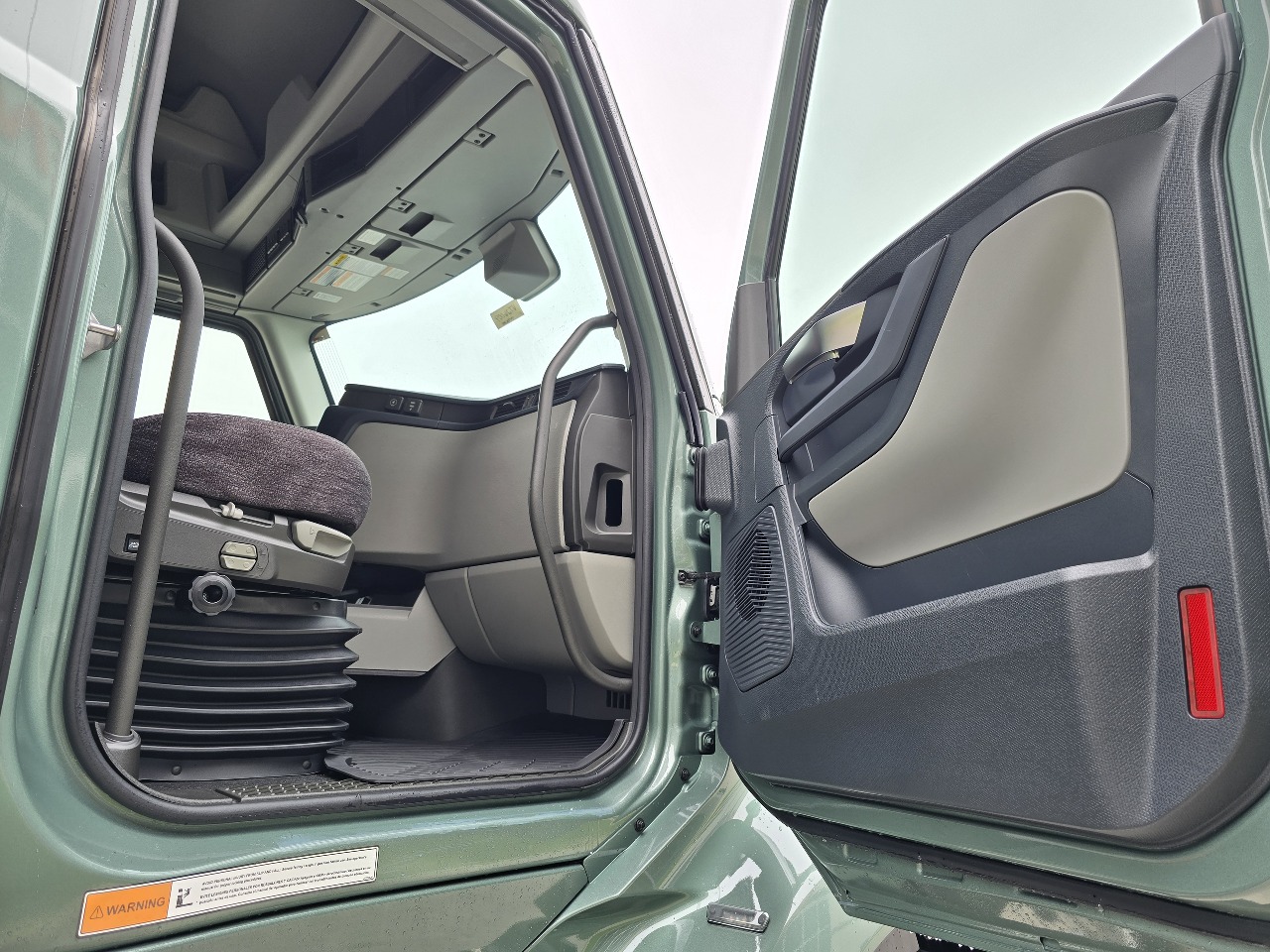 2026 Volvo - image 11