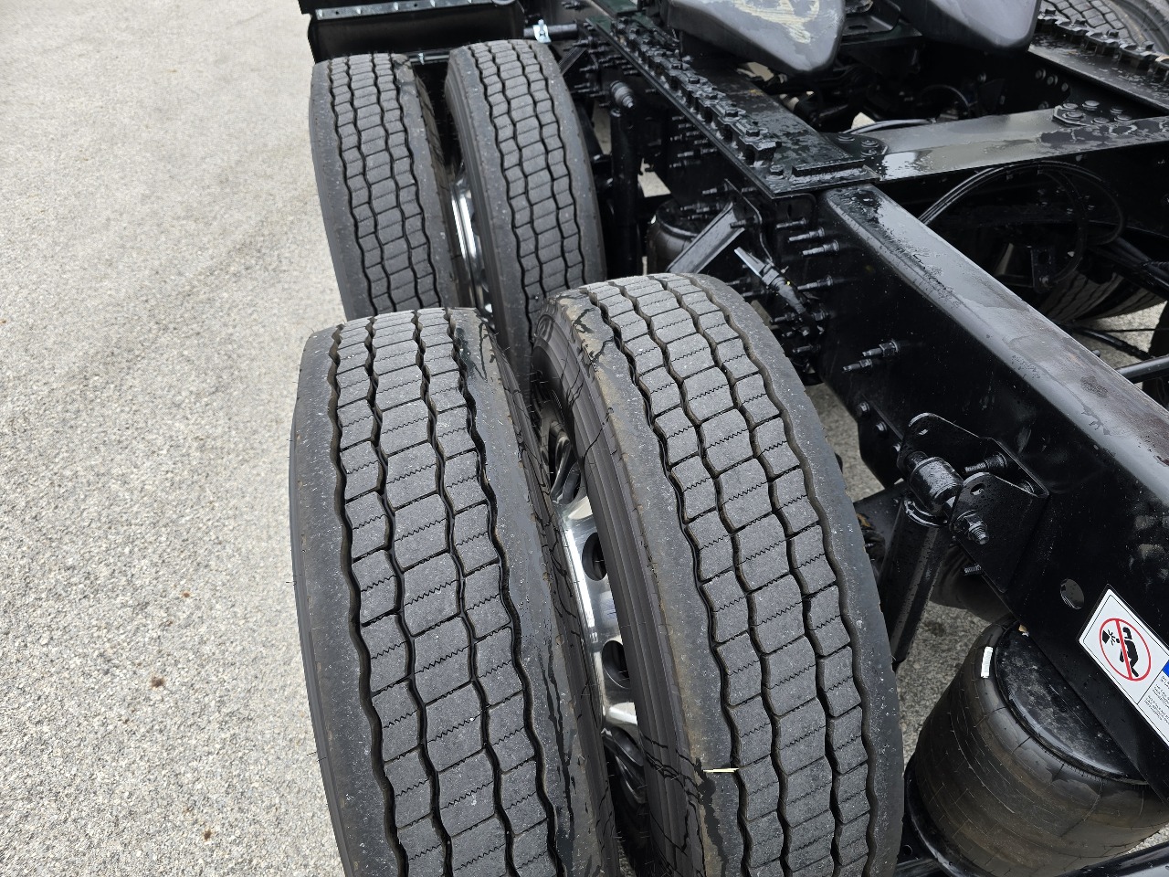 2026 Volvo - image 12