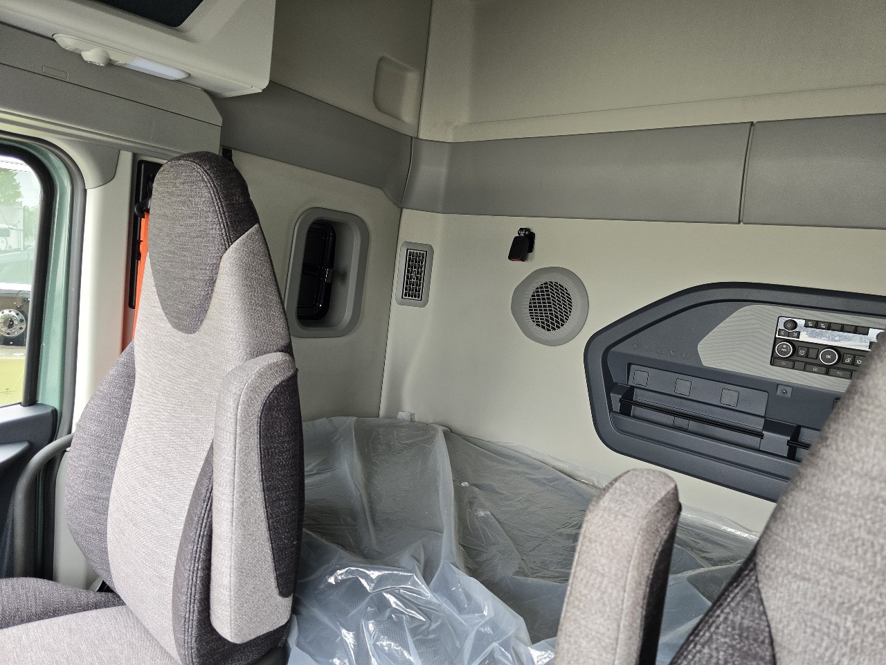 2026 Volvo - image 9