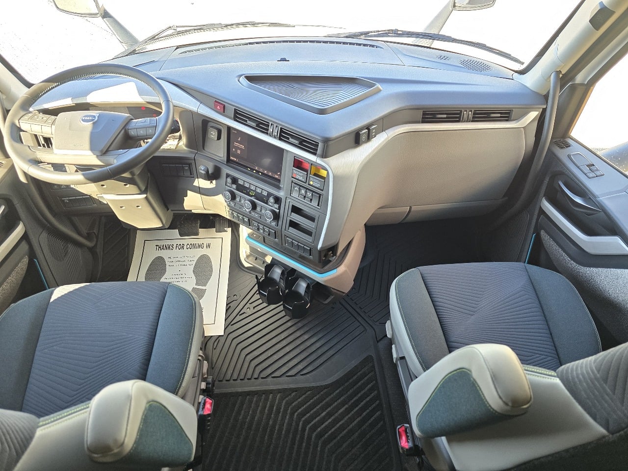 2025 Volvo - image 10