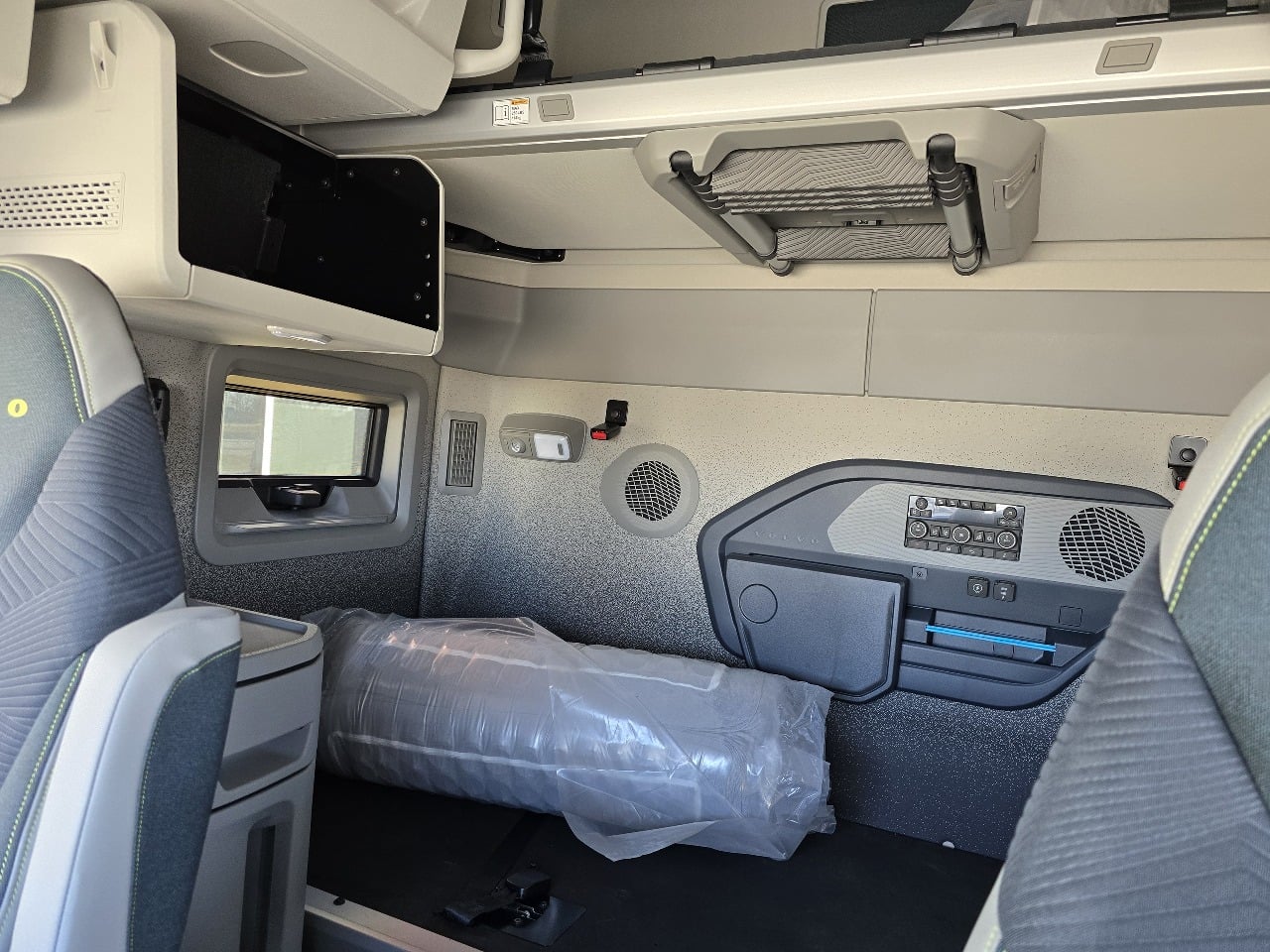 2025 Volvo - image 11