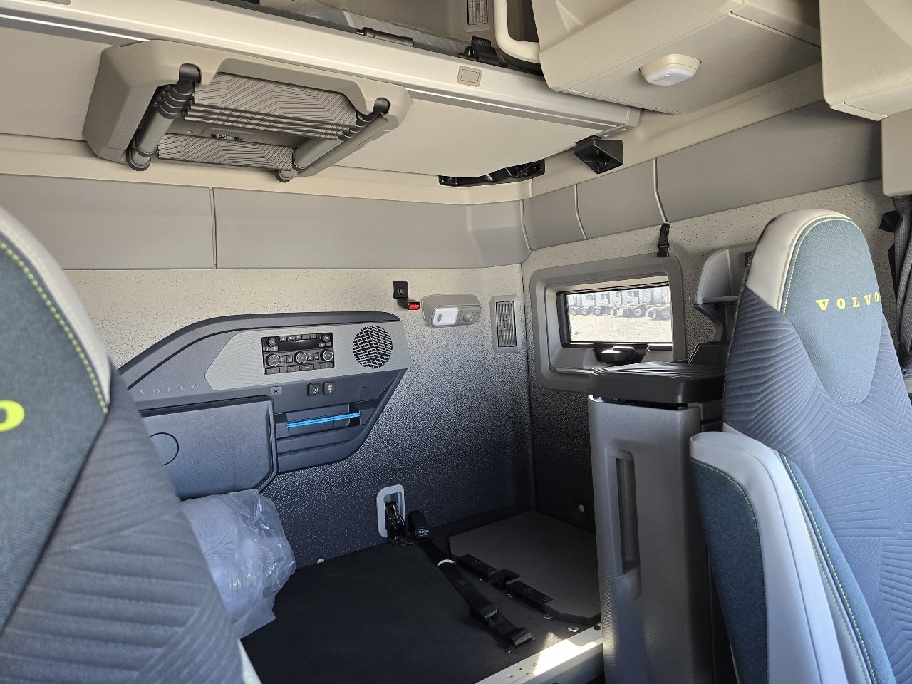 2025 Volvo - image 12