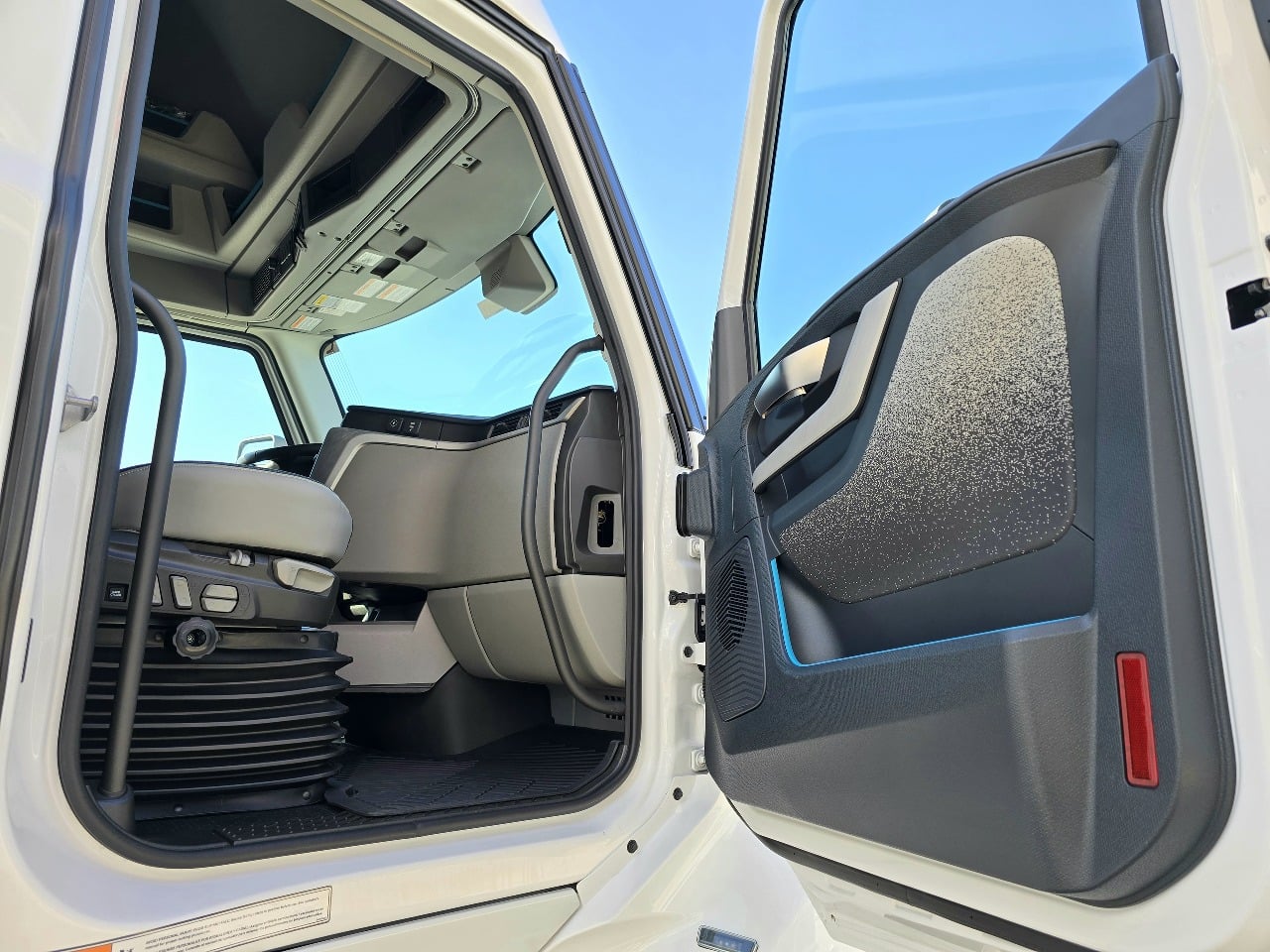 2025 Volvo - image 13