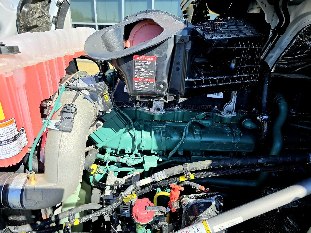 2025 Volvo - image 14