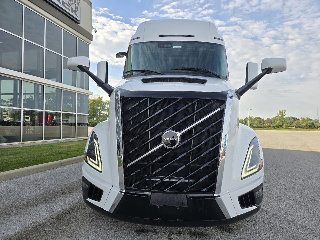 2025 Volvo - image 2