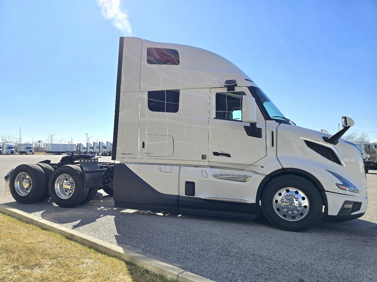 2025 Volvo - image 3