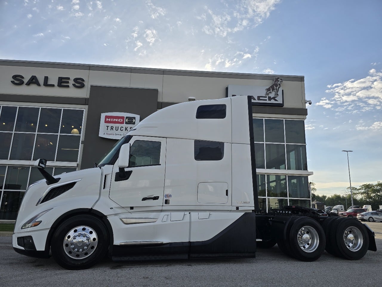 2025 Volvo - image 7