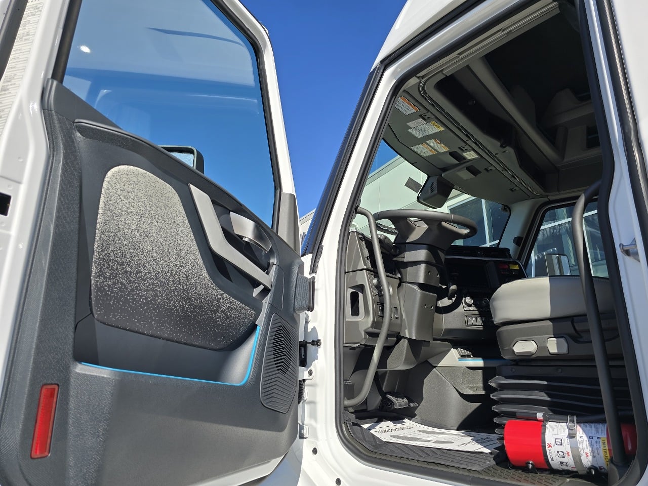 2025 Volvo - image 8