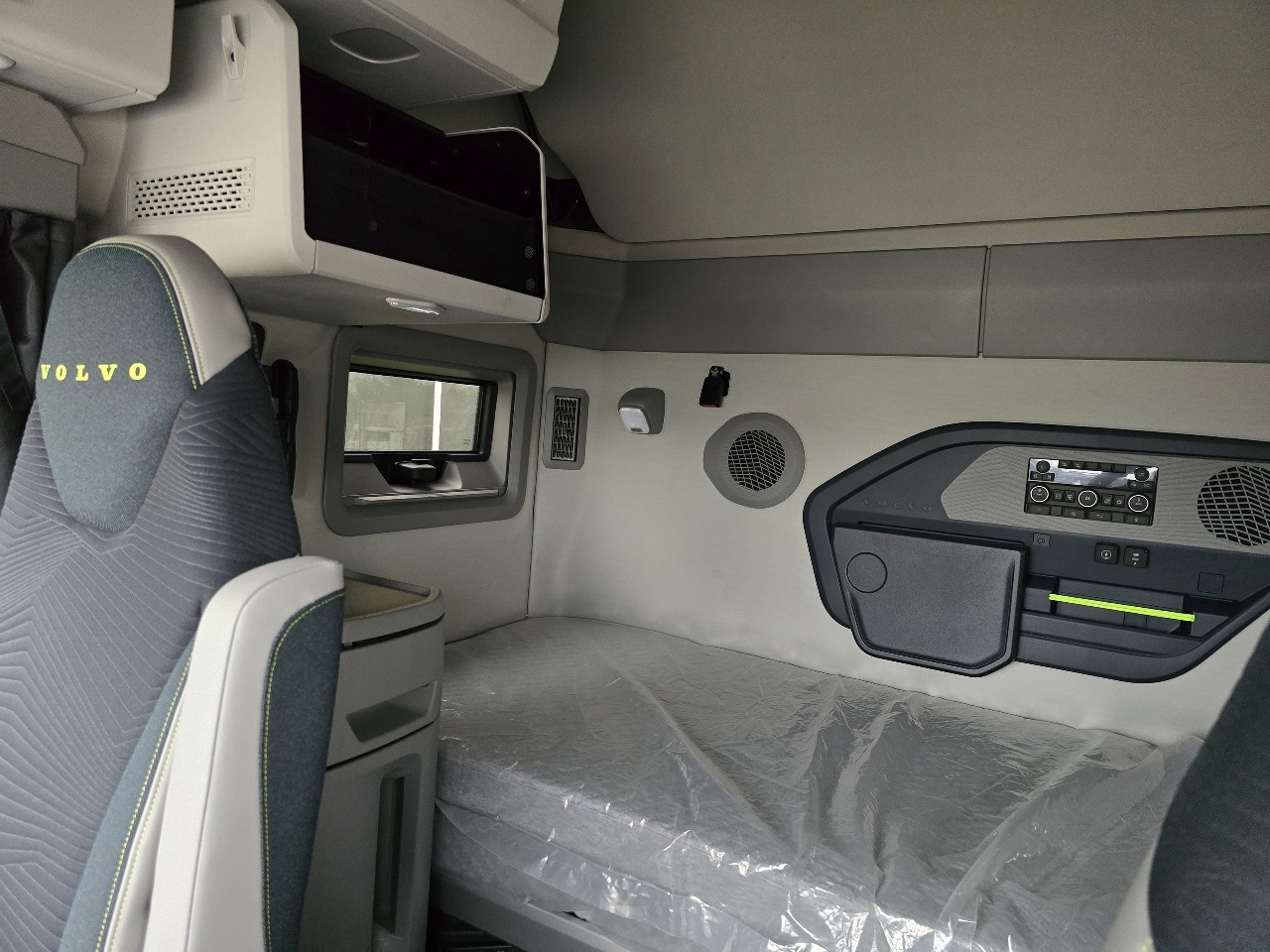 2026 Volvo - image 12