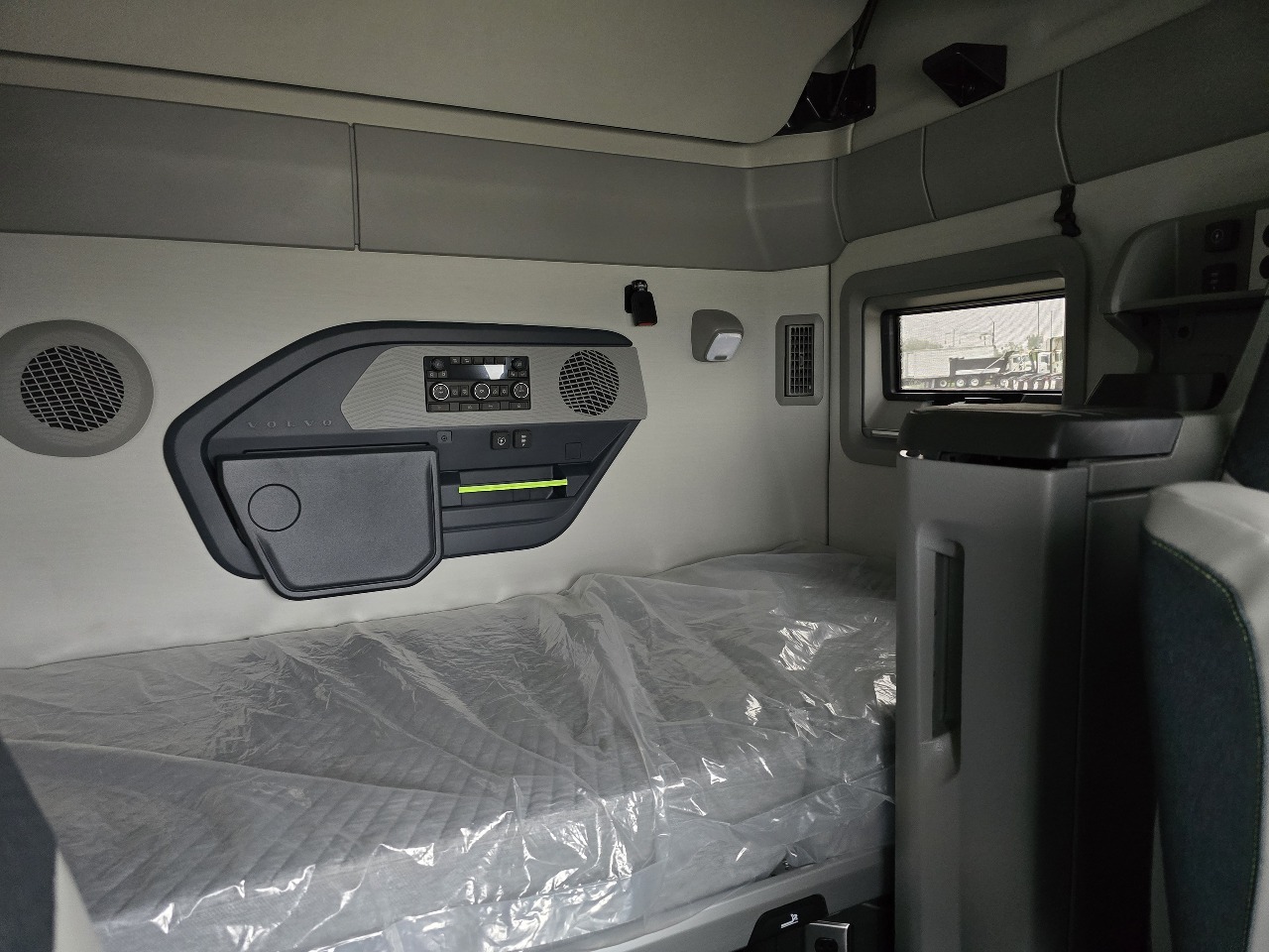 2026 Volvo - image 13