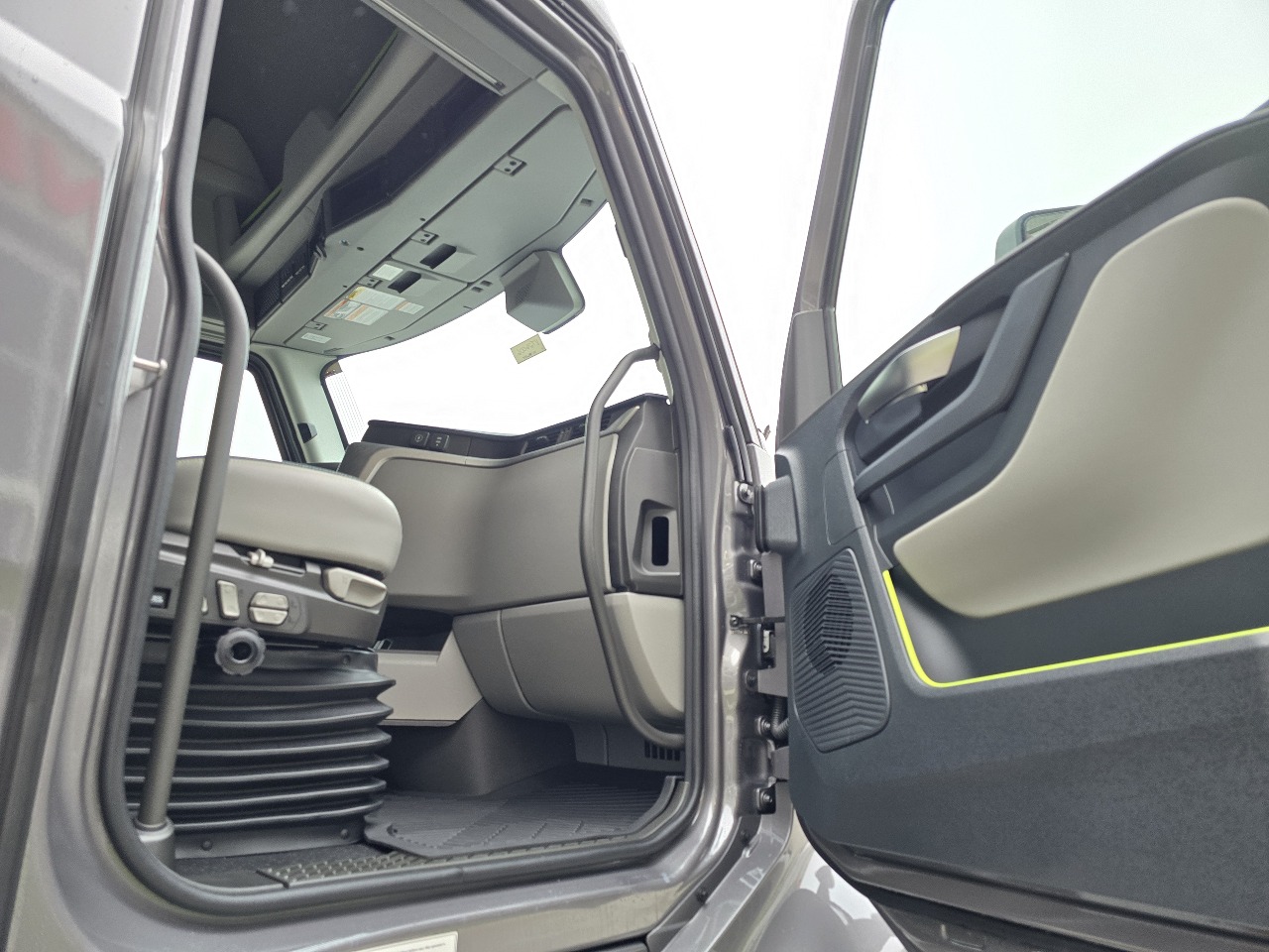 2026 Volvo - image 14