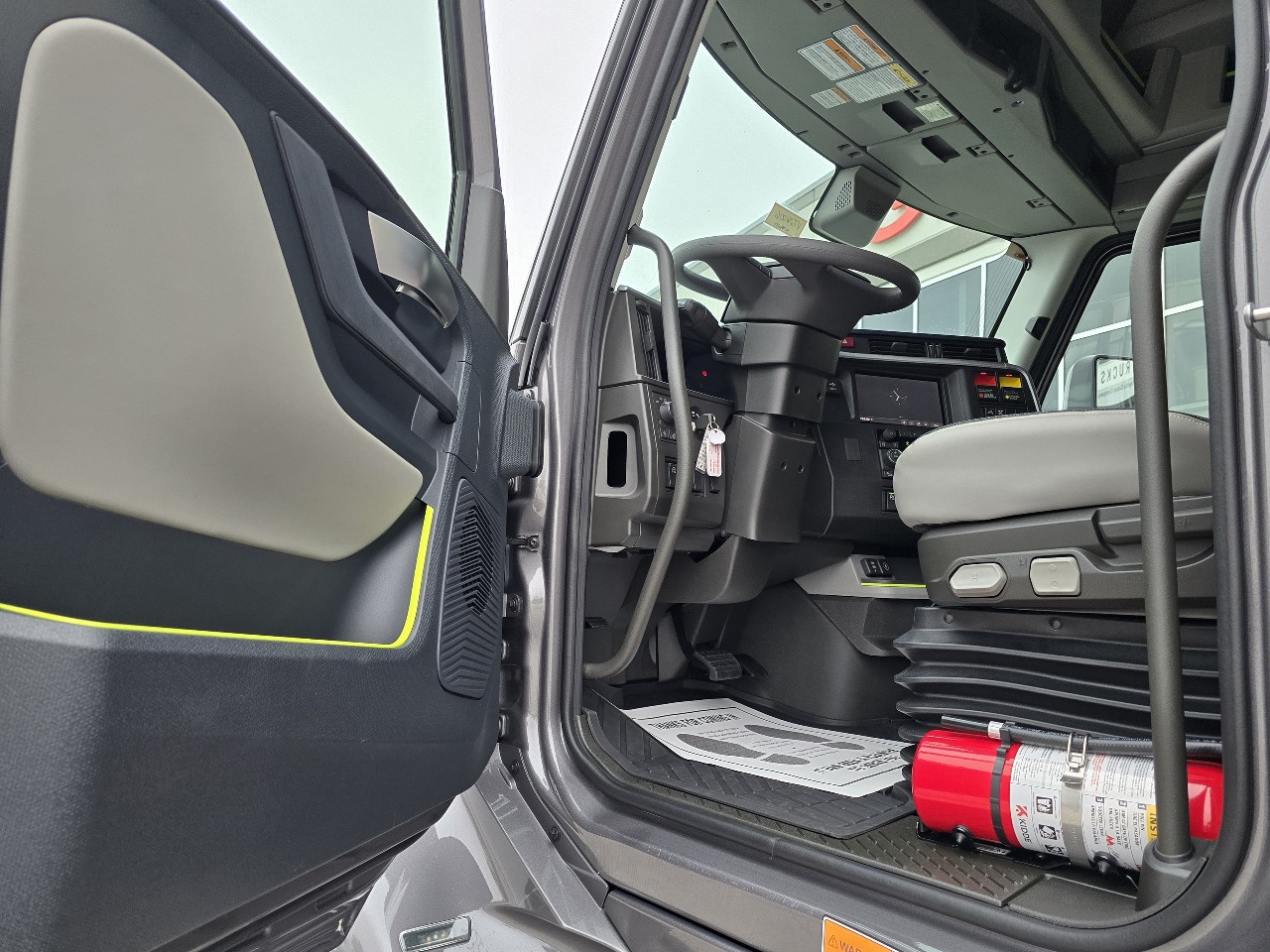 2026 Volvo - image 8