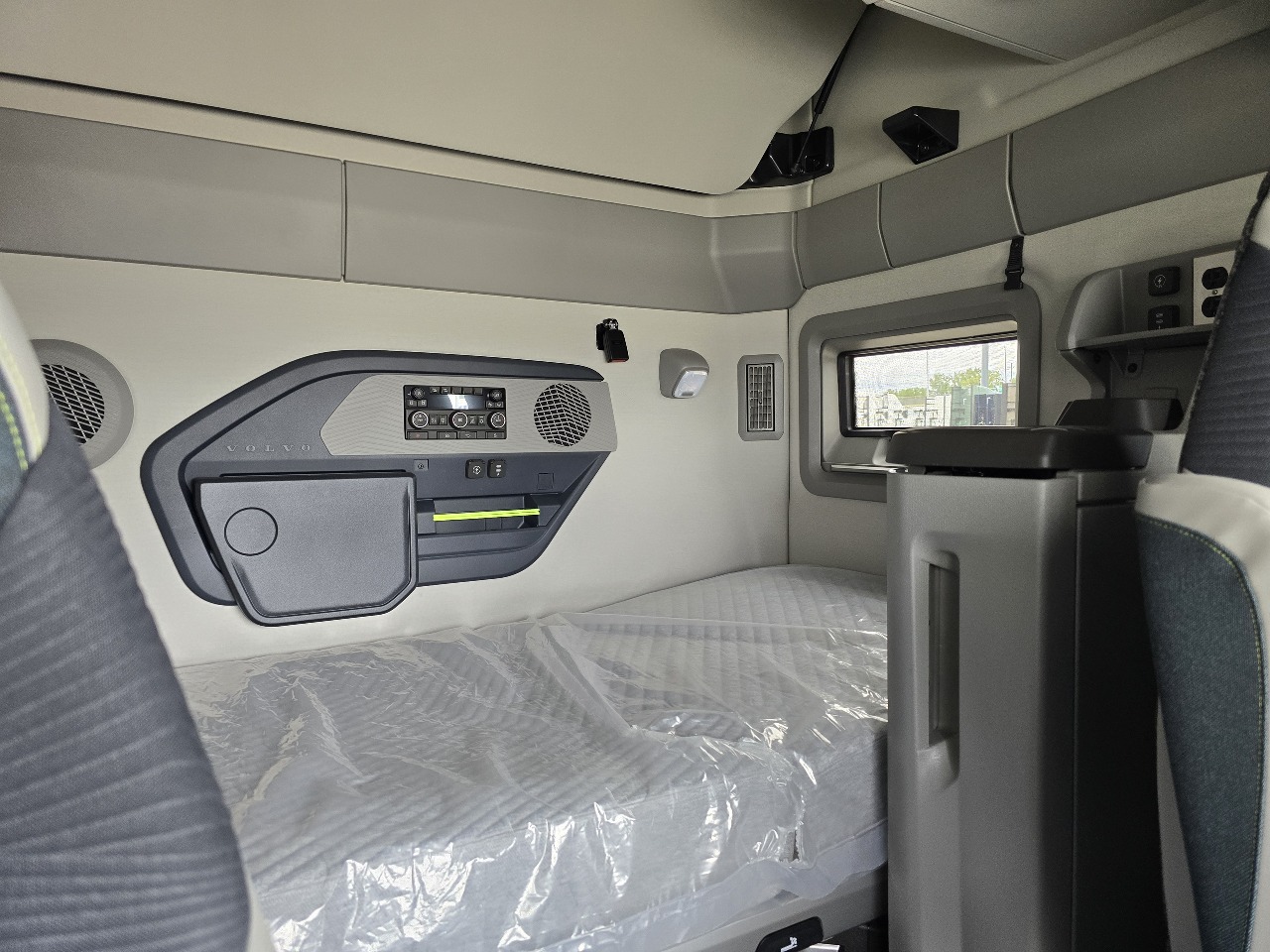 2026 Volvo - image 13