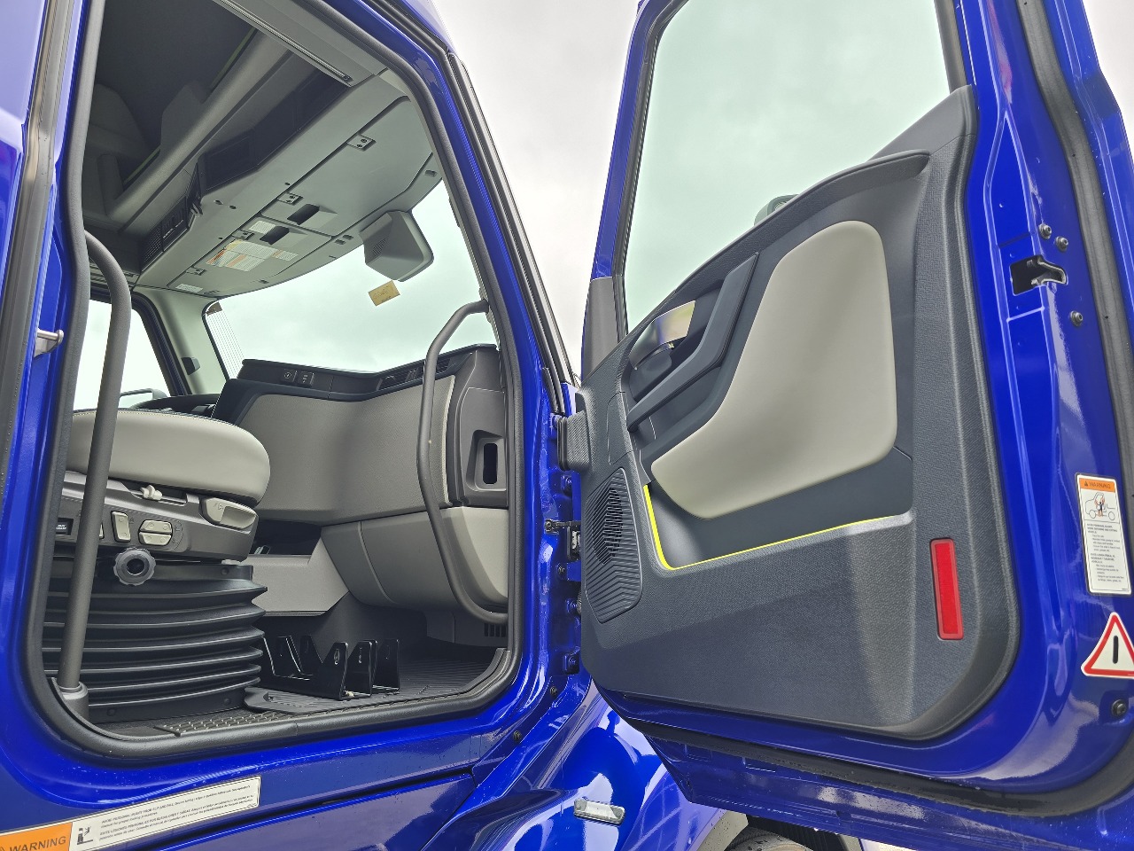 2026 Volvo - image 14