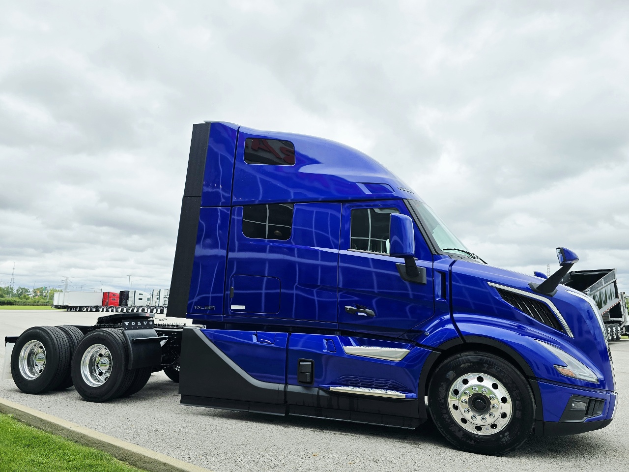 2026 Volvo - image 3