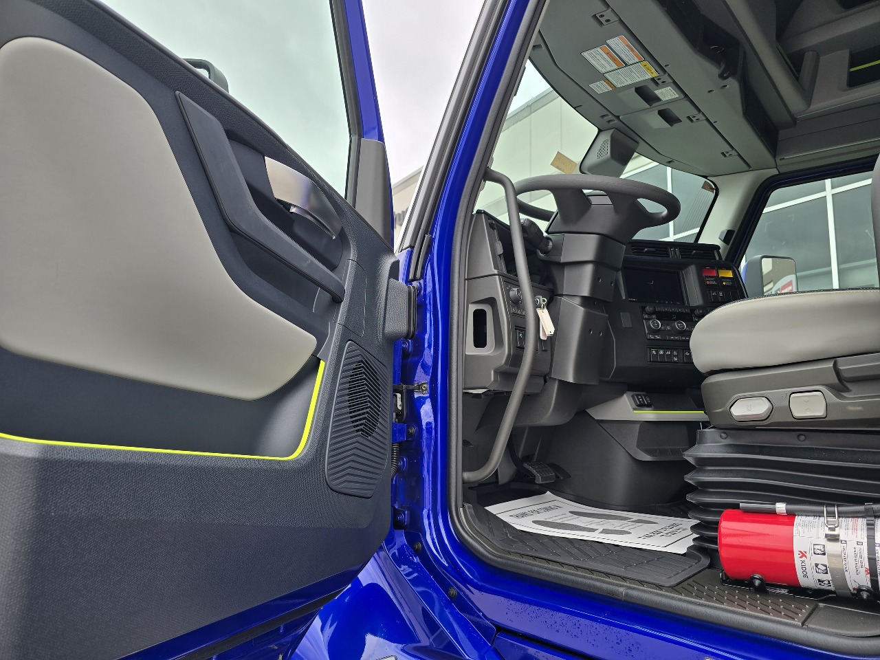 2026 Volvo - image 8