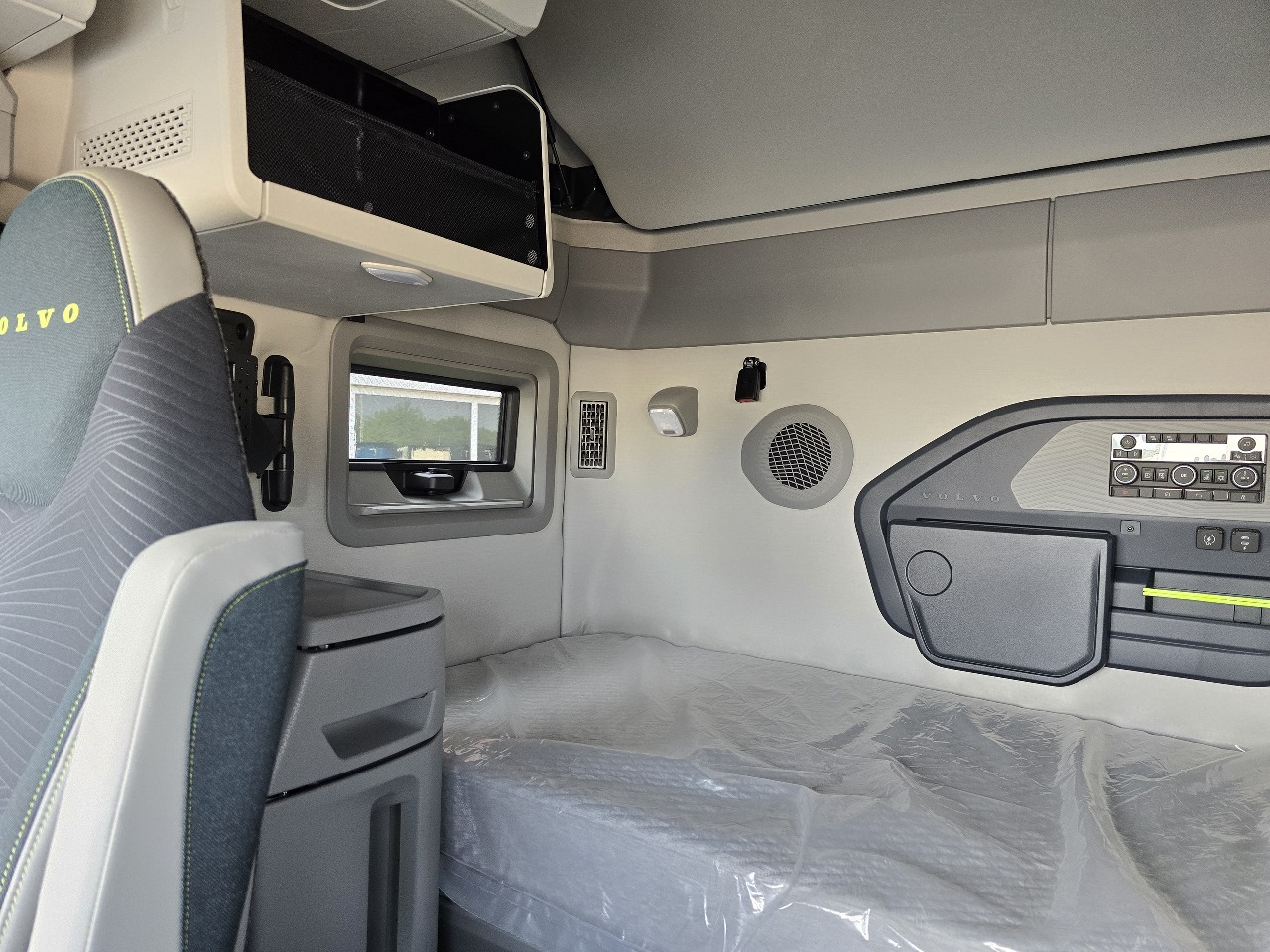 2026 Volvo - image 12