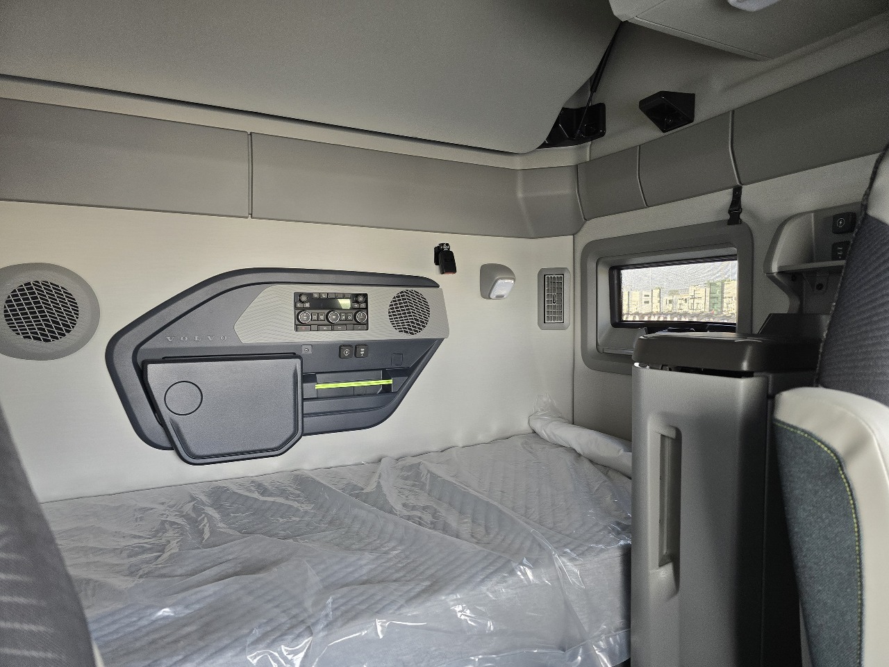 2026 Volvo - image 13