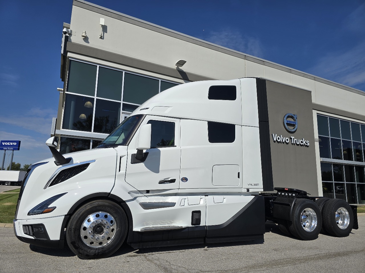 2026 Volvo - image 7