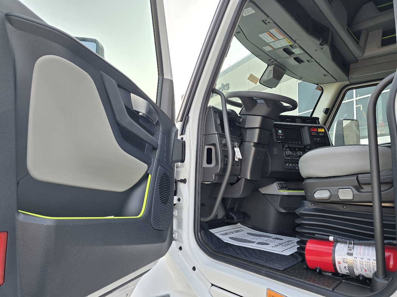 2026 Volvo - image 8