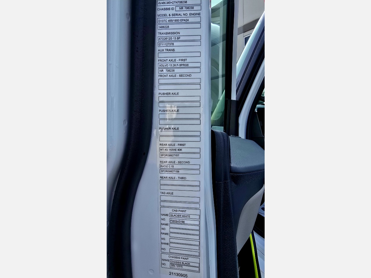 2026 Volvo - image 9