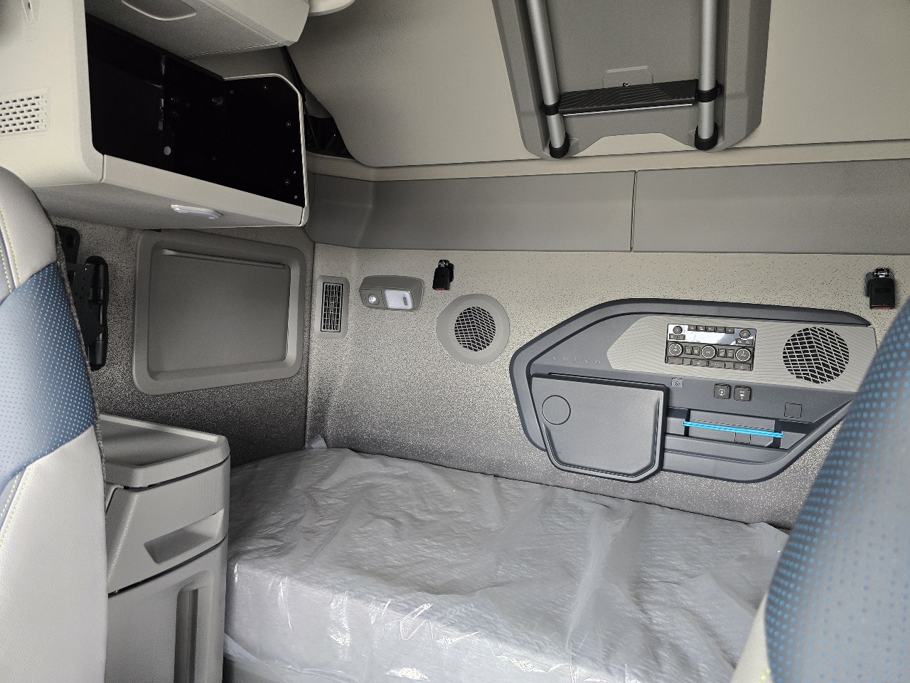 2026 Volvo - image 12