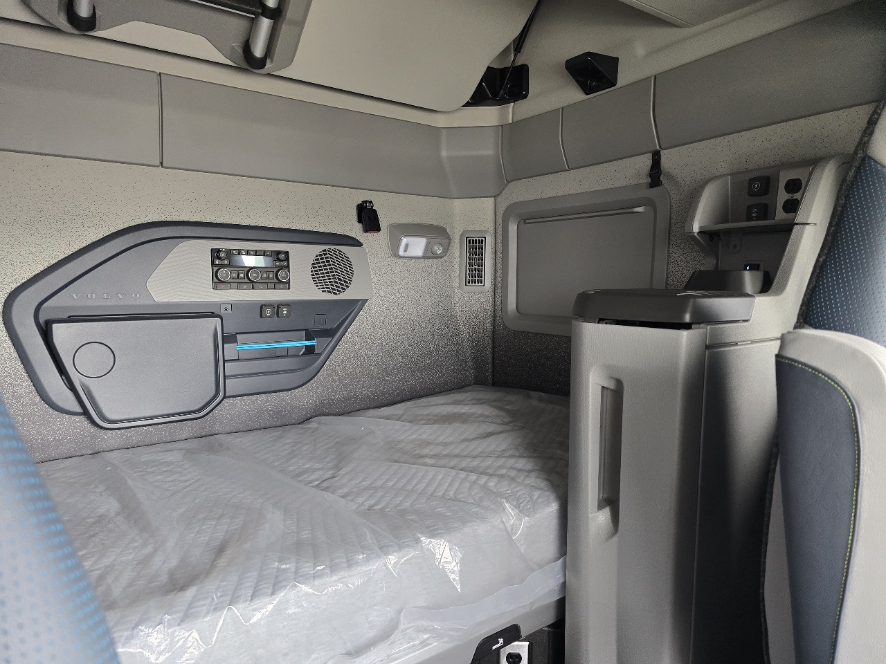 2026 Volvo - image 13