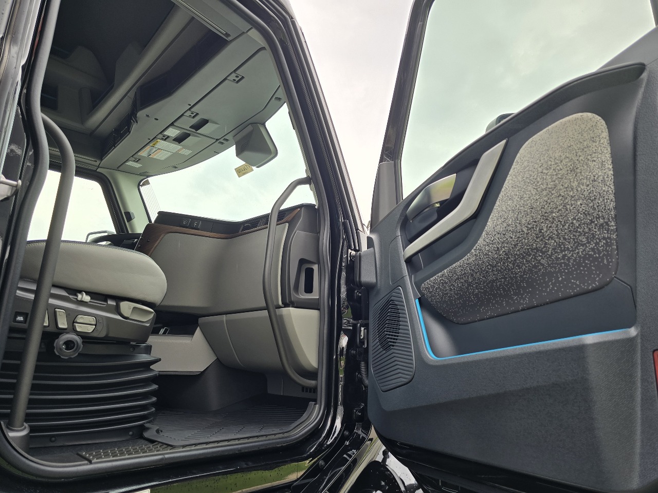 2026 Volvo - image 14