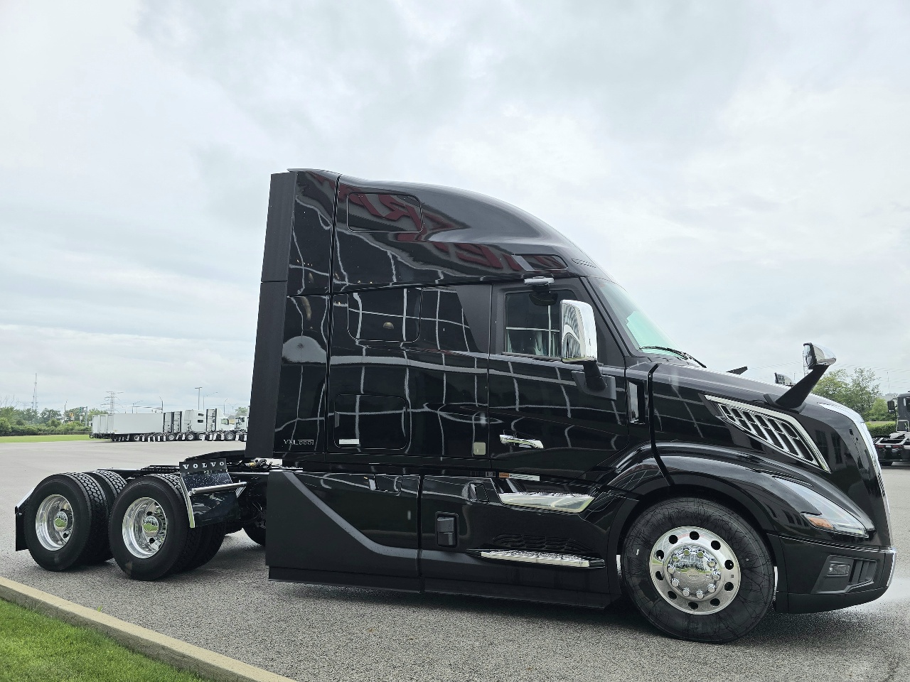 2026 Volvo - image 3