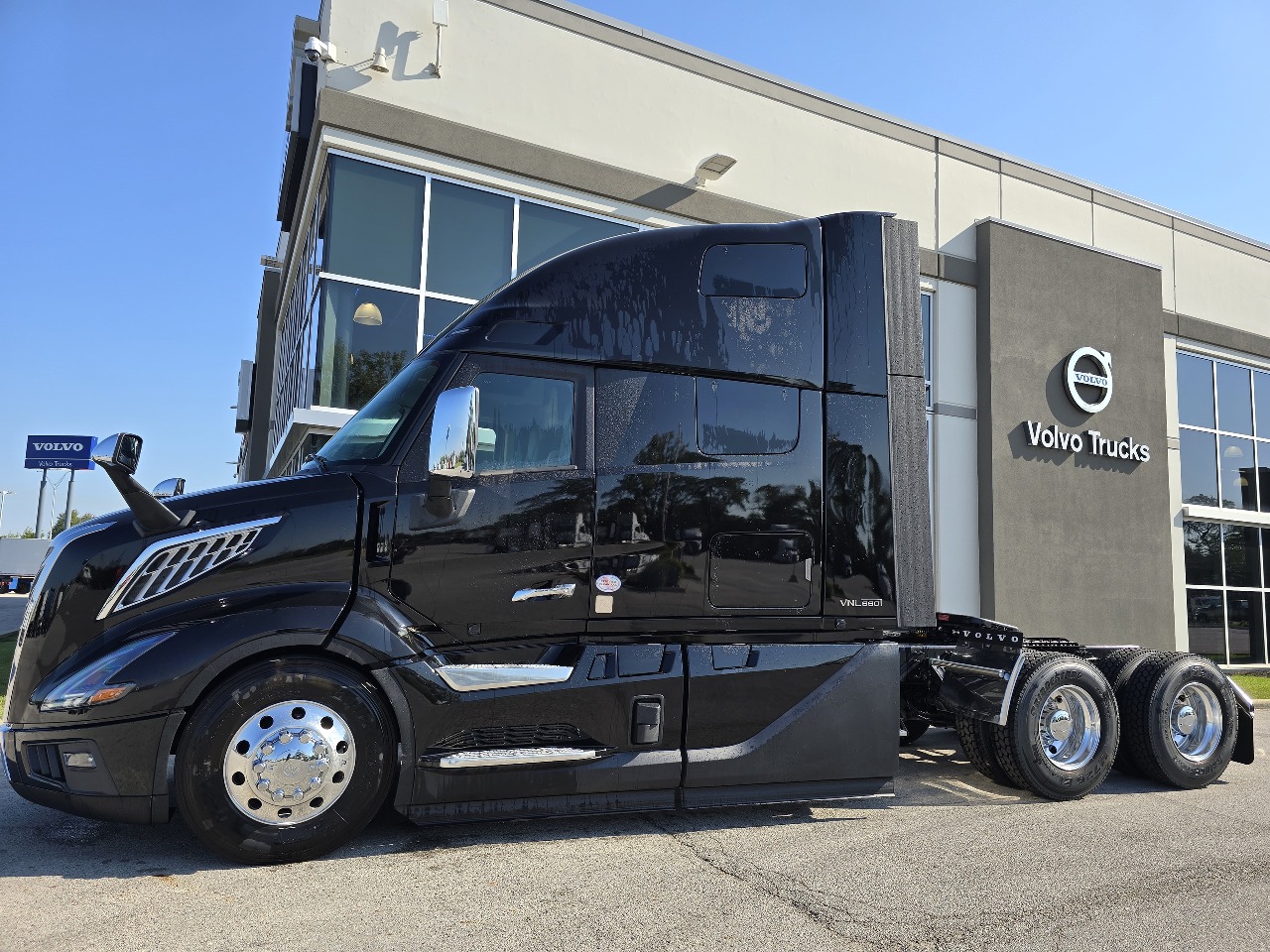 2026 Volvo - image 7